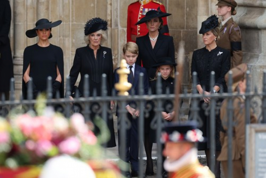 USAMLJENIJI NEGO IKAD Tužna istina o Hariju i Megan otkrivena na sahrani Kraljice