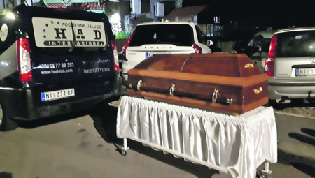 U SLAST POJELI MRTVAČKI SANDUK Na Grobarijadi veselije nego na svadbi