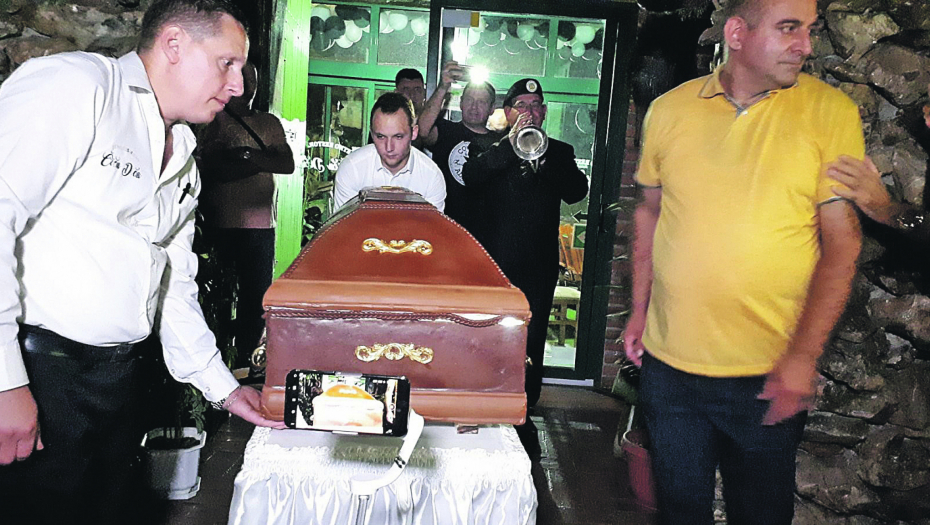 U SLAST POJELI MRTVAČKI SANDUK Na Grobarijadi veselije nego na svadbi