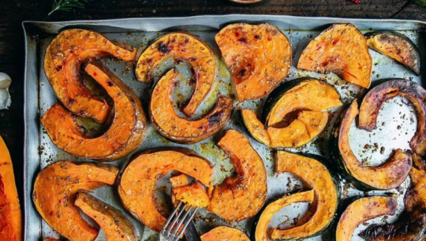 ZAPEČENA BUNDEVA, PRAVA JESENJA POSLASTICA: Prelijte je sa tri začina i dobićete super spoj slatkog, slanog i pikantnog - unikatan recept!