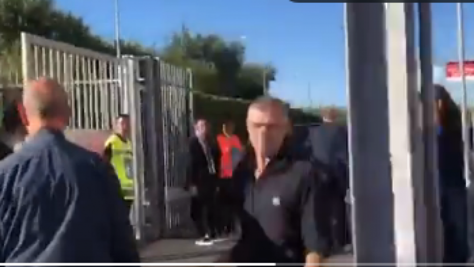 DRAMA U JUVENTUSU Vlahovićevog trenera sprovodi policija, bezbednost mu je ugrožena (VIDEO)
