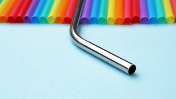 DEČAK PRESEKAO ARTERIJU METALNOM SLAMČICOM Roditelji mislili da se ujeo za jezik, a onda je nastao HAOS