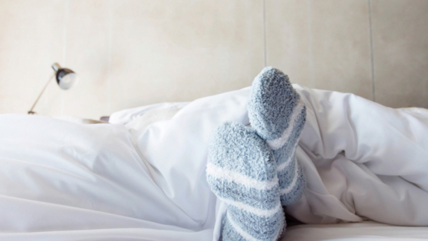 Spavanje sa čarapama ili bez njih? Stručnjaci otkrivaju šta je bolje za vas