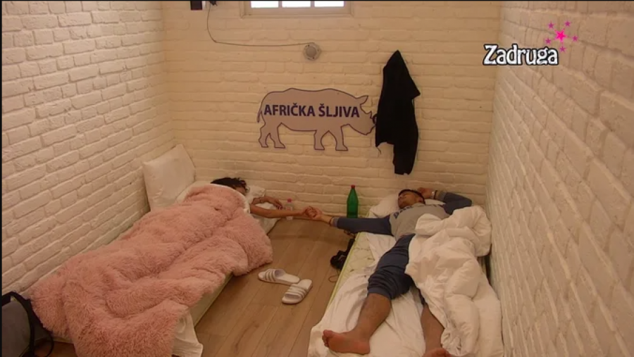 ROMANTIKA U IZOLACIJI Marko i Maja razmenjuju nežnosti u krevetu (FOTO)