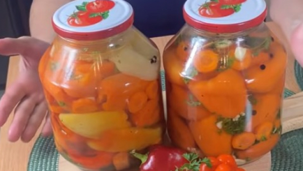 NAPRAVITE ZIMNICU BEZ KONZERVANSA: Sitne paprike sa šargarepom i peršunom, omiljeni recept među domaćicama
