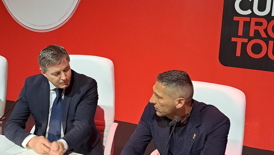 MATERACI DONEO "ZLATNU BOGINJU" U SRBIJU Piksi poručio: Već sam jednom dodirnuo ovaj pehar (VIDEO)