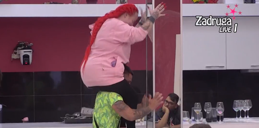 MIKI ĐURIČIĆ DAVAO JELENI GOLUBOVIĆ VEŠTAČKO DISANJE Haos u Beloj kući, zadrugari nisu znali šta ih je snašlo