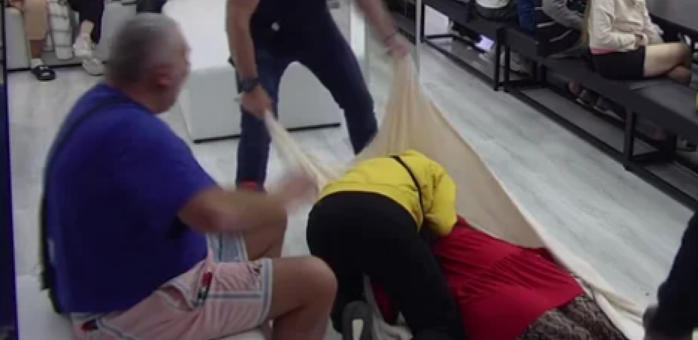 MIKI ĐURIČIĆ DAVAO JELENI GOLUBOVIĆ VEŠTAČKO DISANJE Haos u Beloj kući, zadrugari nisu znali šta ih je snašlo