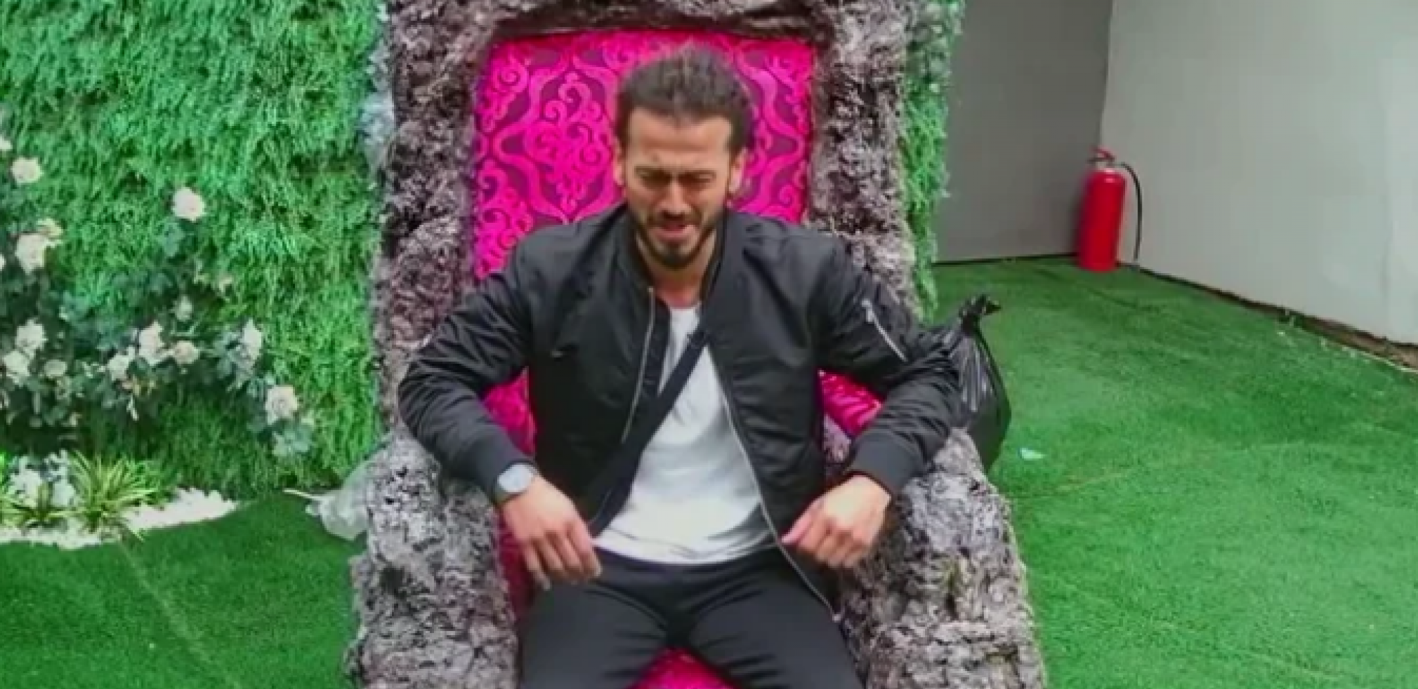 NE MOŽE DA DOĐE SEBI Zadrugar pokazao povrede nakon što ga je cimerka tanjirom gađala u oko (FOTO)