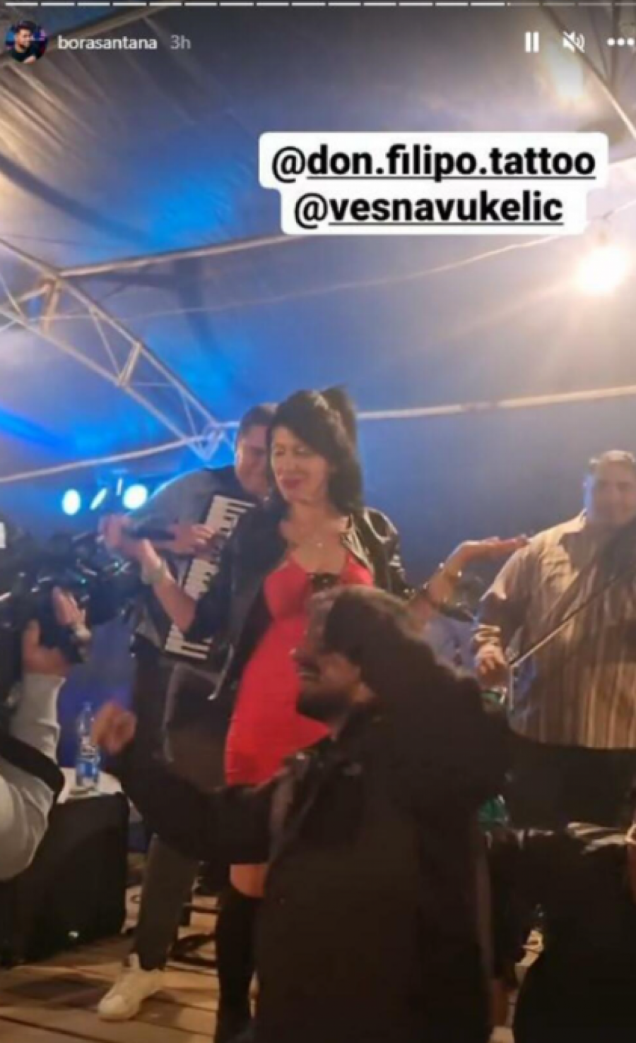 VENDI NAPRAVILA HAOS NA VAŠARU Isplivale fotke ludog provoda, a evo ko je pevačici pravio društvo (FOTO)