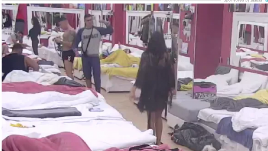 PAO PRVI POLJUBAC Maja Marinković zavodljivo igrala, a onda je Marko prišao i uradio ovo (FOTO)