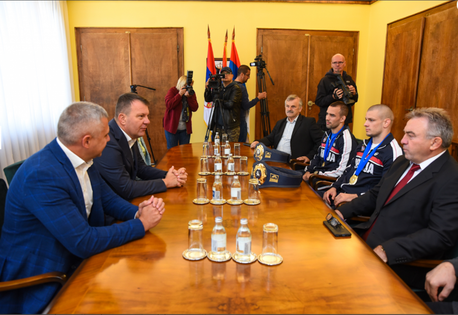 ISTORIJSKI USPEH REPREZENTACIJE SRBIJE Mirović primio zlatne rvače (FOTO)
