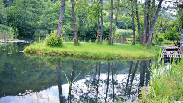MISTERIOZNO JEZERO ISPOD KOPAONIKA Dom plutajućih ostrva i nemani iz dubine