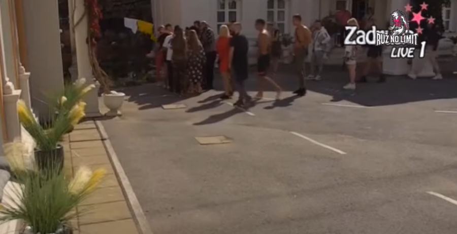 STRAVIČNA SCENA U RIJALITIJU Zadrugarka se onesvestila, obezbeđenje je na rukama iznelo napolje (FOTO)