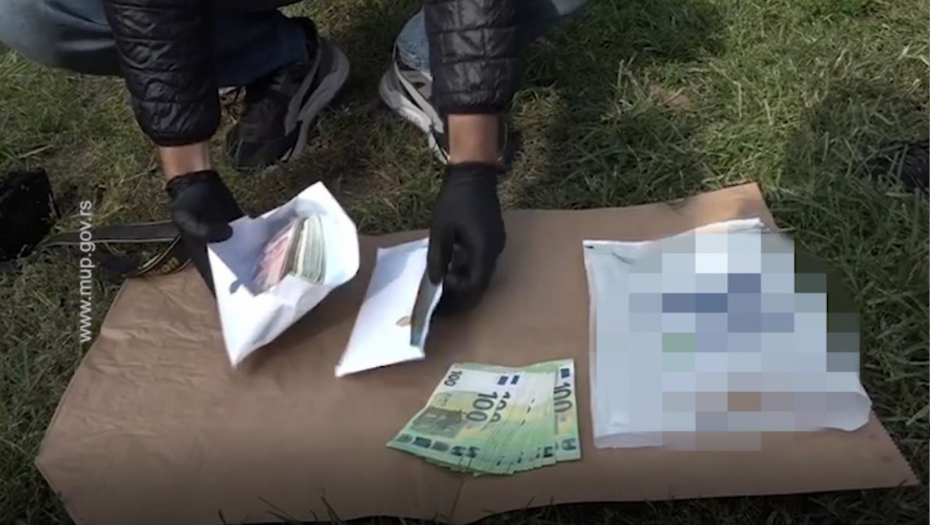 SPEKTAKULARNA AKCIJA POLICIJE U ZEMUNU Crnogorci pali sa 30 kilograma marihuane! (VIDEO)