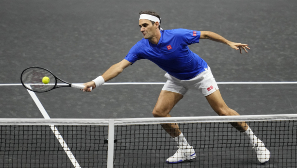 PONOVO POKAZAO KLASU Federer na oproštaju odigrao najluđi poen u karijeri (VIDEO)