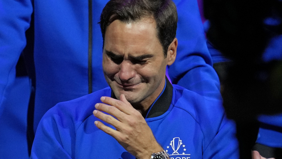 SUZE ZA KRAJ Federer plakao kao kiša nakon poslednjeg meča u karijeri, Đoković ga tešio (FOTO)