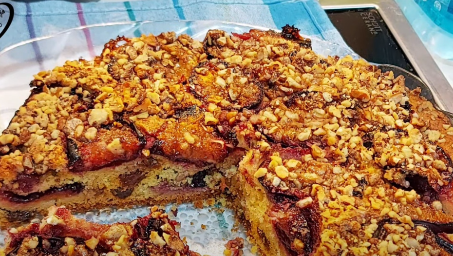 VOĆNI KOLAČ KOJI SE TOPI U USTIMA Neodoljiv spoj hrskavog i kremastog ukusa (VIDEO)