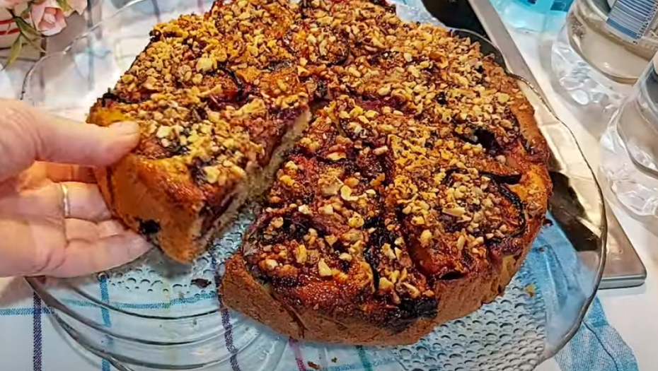 VOĆNI KOLAČ KOJI SE TOPI U USTIMA Neodoljiv spoj hrskavog i kremastog ukusa (VIDEO)