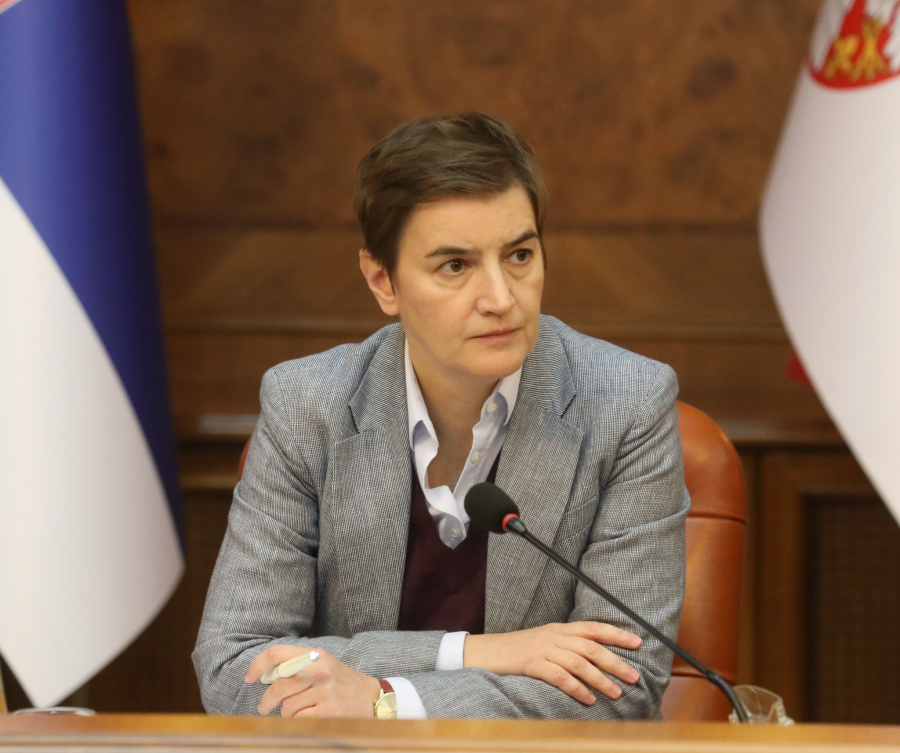 PREMIJERKA POTPUNO RAZOTKRILA ĆUTU LAŽNOG EKOLOGA Opozicionar delio letke štampane na papiru koji najviše zagađuje