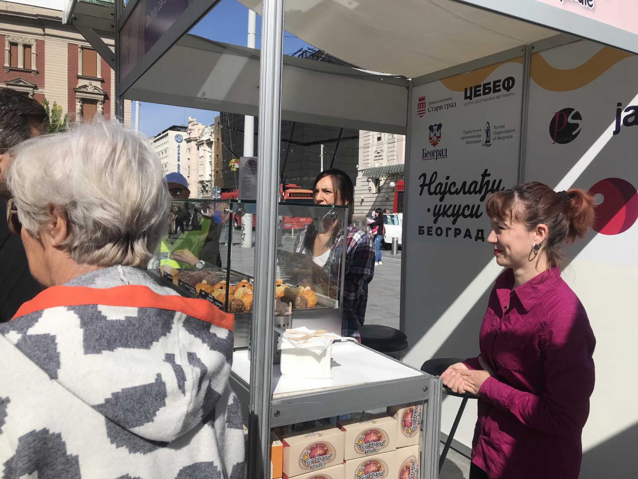 SLATKI GRAD Na Trgu republike pomama za princezom sa Madagaskara; Knedle, krofne i sveće od voska