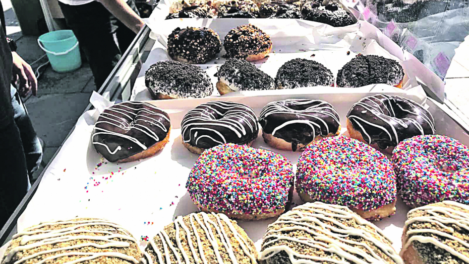 SLATKI GRAD Na Trgu republike pomama za princezom sa Madagaskara; Knedle, krofne i sveće od voska