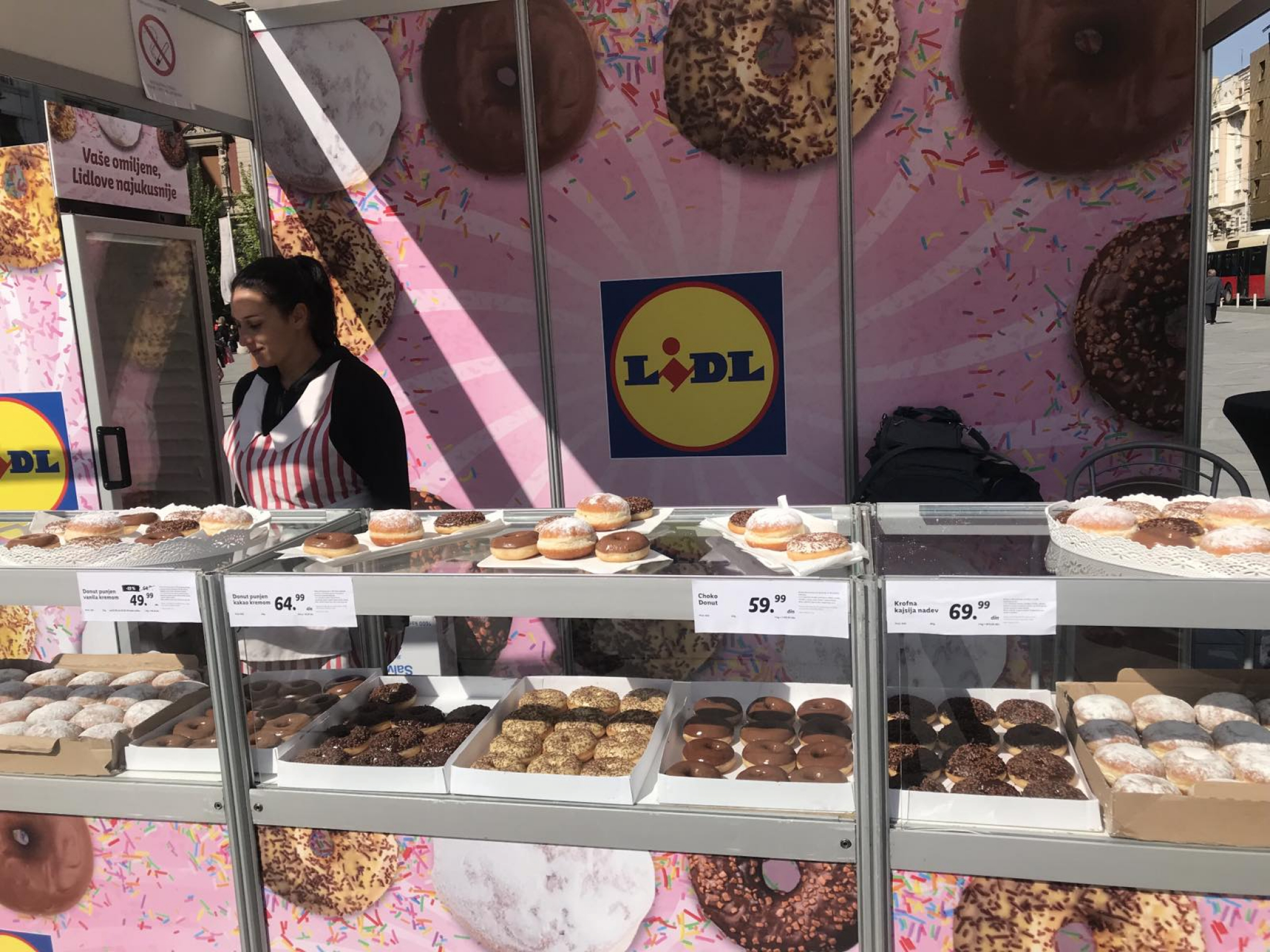 SLATKI GRAD Na Trgu republike pomama za princezom sa Madagaskara; Knedle, krofne i sveće od voska