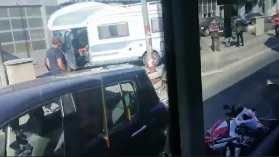 TEŽAK UDES NA KARABURMI Motorista se zaleteo, pa udario u automobil (VIDEO)