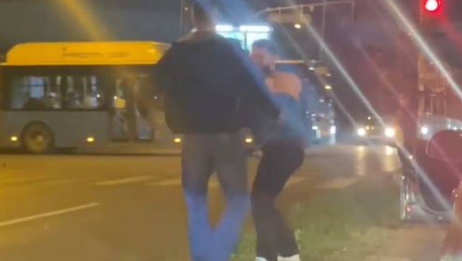 TRAGIKOMIČNO Dvojica mladića se lemaju na semaforu, njihov "obračun" izazvao haos na mrežama! (VIDEO)