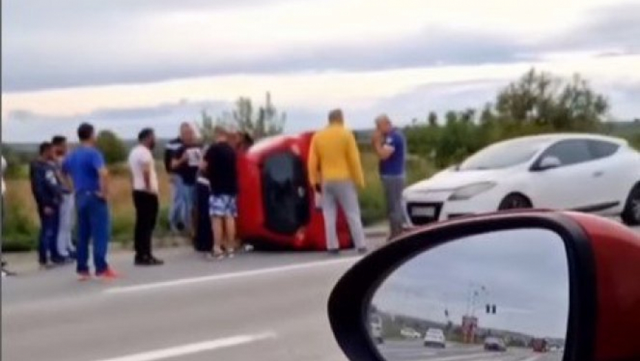 JEZIV PRIZOR KOD MAKIŠA Od siline udarca automobil se prevrnuo, ima povređenih (FOTO/VIDEO)