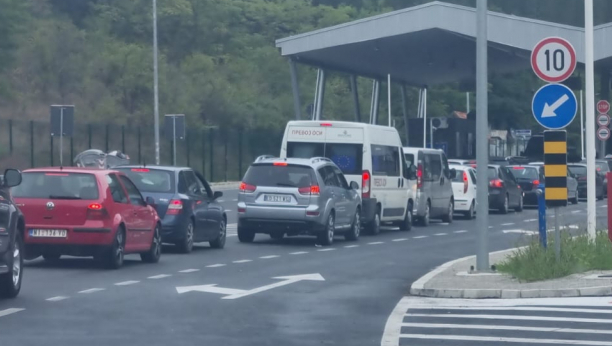 "NISMO SE OVOME NADALI" Dugačka kolona vozila, gužva na ulazu u Srbiju (FOTO)