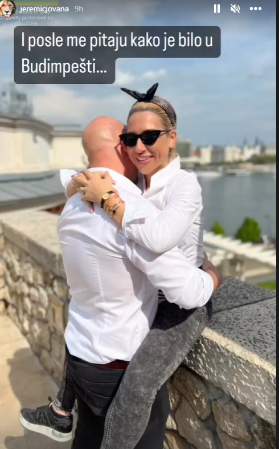KAD ME PITAJU KAKO JE BILO.. Jovanu Jeremić ščepao dečko usred grada, voditeljka objavila fotke (FOTO)