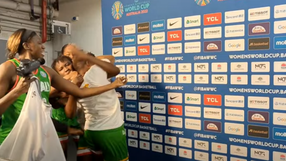 SKANDAL Dok košarkašica Srbije daje izjavu, reprezentativke Malija se pored nje brutalno tuku (VIDEO)