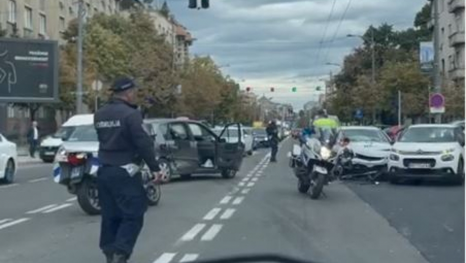 DETALJI NESREĆE U KNEZA MILOŠA Sudarila se tri vozila, jedna osoba povređena! (VIDEO)