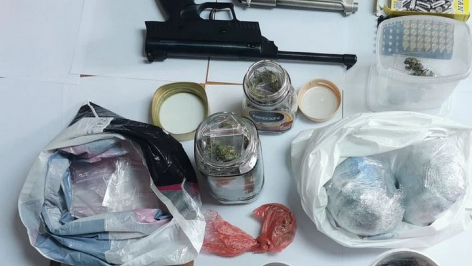 PAO DILER IZ GROCKE U stanu krio marihuanu i oružje!