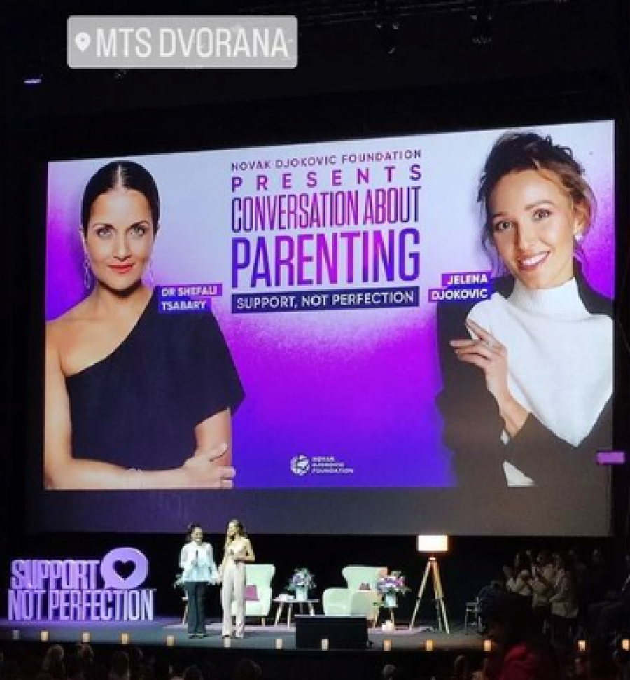 PREPUNA DVORANA ZA JELENU ĐOKOVIĆ Novakova supruga pričala o roditeljstvu pred beogradskom publikom (VIDEO)