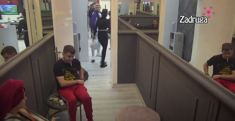 SEME VAM I PLEME JE*EM Bela kuća je na ivici nakon podele hrane i cigara