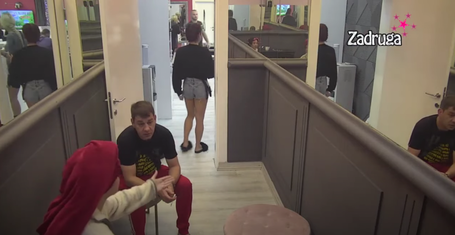 SEME VAM I PLEME JE*EM Bela kuća je na ivici nakon podele hrane i cigara