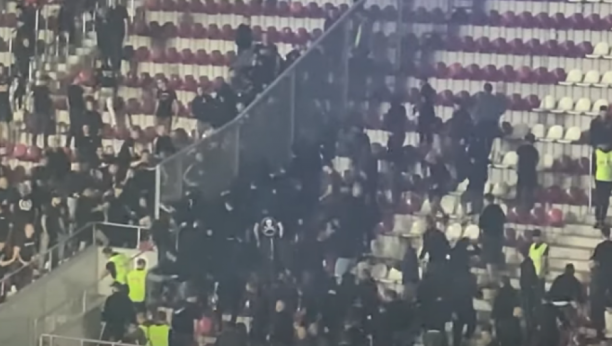 SA TRIBINA SE ORILO "SRBIJA, SRBIJA" Strašna tuča Rumuna i Bosanaca, utakmica prekinuta u prvom minutu (VIDEO)