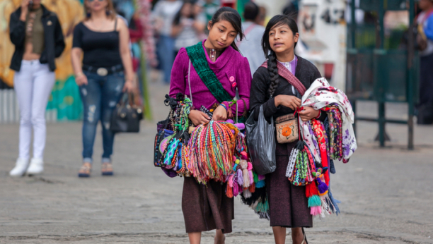 U MEKSIKU MOŽETE KUPITI ŽENU ZA KESU HRANE Na pijaci je birate kao papriku, a ova grupa devojaka je najskuplja