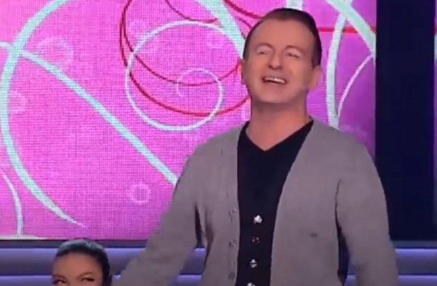 MIKROFON ZAMENIO MOTIKOM! Pevač zapenio zbog priče da živi u kolibi, poslao žestoku poruku