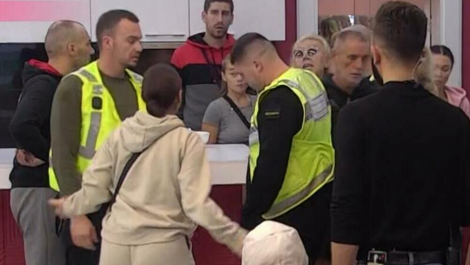 TUČA ZORICE I MILICE VESELINOVIĆ! Pevačica je pljunula i gađala flašom, obezbeđenje momentalno uletelo (VIDEO)