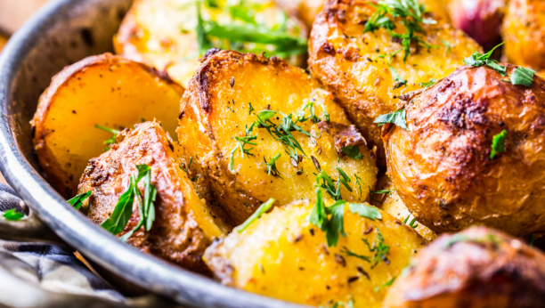 NAJUKUSNIJI DODATAK RUČKU: Spremite restovani krompir koji se topi u ustima