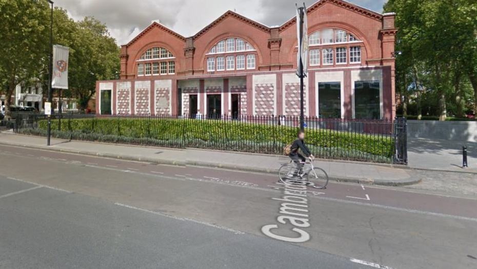 DA SE NAJEŽIŠ! Fotografisala unuku i ćerku, pa ostala u šoku kad je videla ŠTA se nalazi u pozadini  (FOTO)