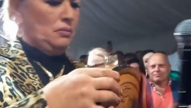 ĆANA PIJE IZ ČUTURE NA PRIVATNOJ PROSLAVI Hit snimak folk pevačice napravio haos: To Srbendo (VIDEO)