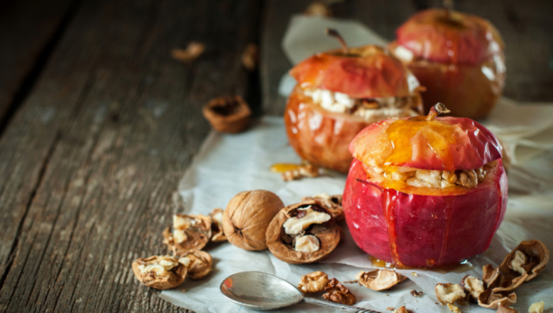 CELA KUĆA ĆE VAM MIRISATI NA DETINJSTVO: Zapečene jabuke sa medom i orasima su pun pogodak ove jeseni