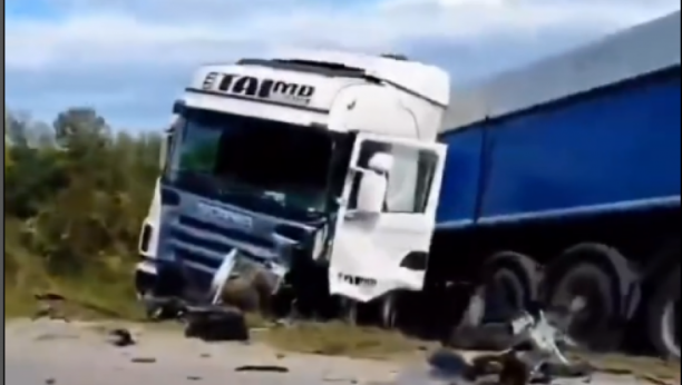 TEŠKA SAOBRAĆAJNA NESREĆA KOD PROKUPLJA Sudar automobila i kamiona, povređen mladić (VIDEO)