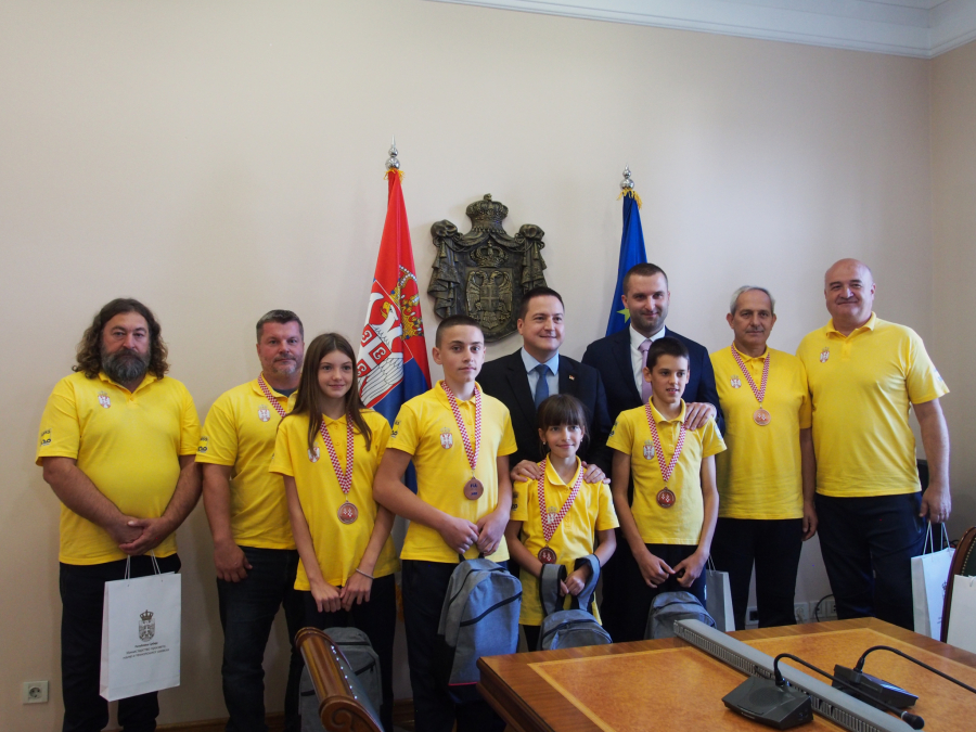 Svečani prijem za osnovce u Vladi Srbije: AMSS reprezentativci osvojili prvo mesto na Evropskom takmičenju u poznavanju saobraćaja