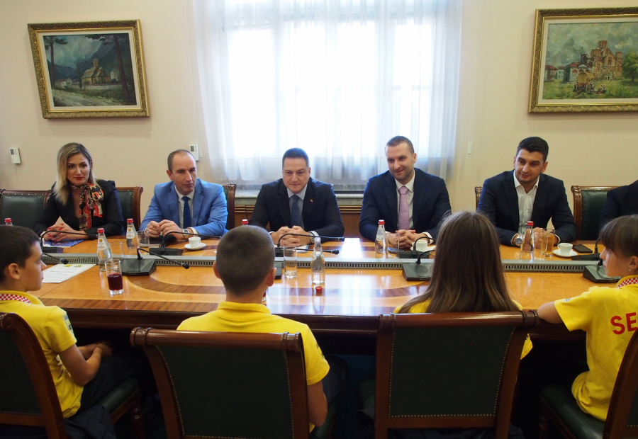 Svečani prijem za osnovce u Vladi Srbije: AMSS reprezentativci osvojili prvo mesto na Evropskom takmičenju u poznavanju saobraćaja