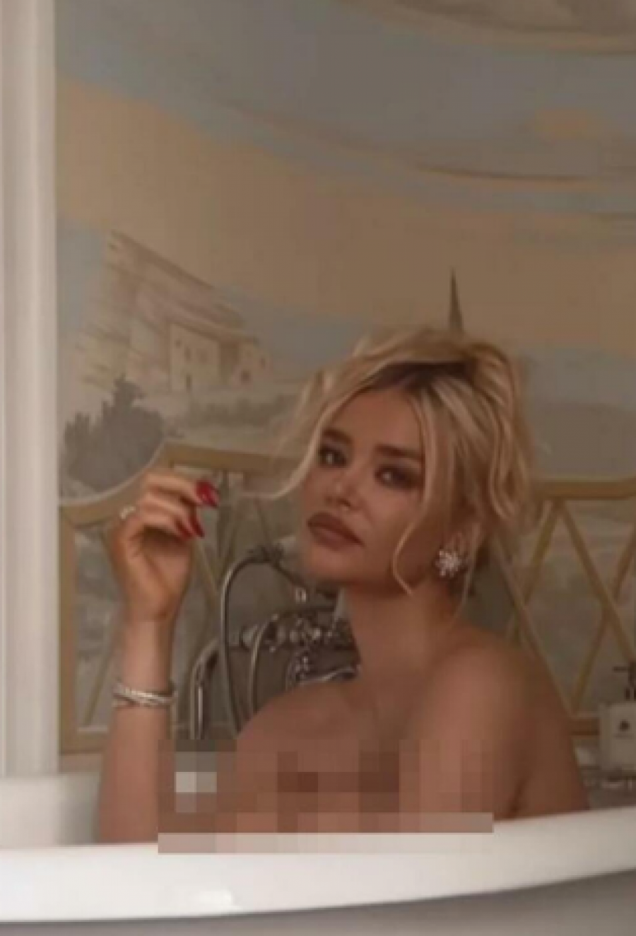 MUŠKARCIMA ĆE POPADATI VILICE Sofija Milošević pozirala gola u kadi, usijala društvene mreže (FOTO)